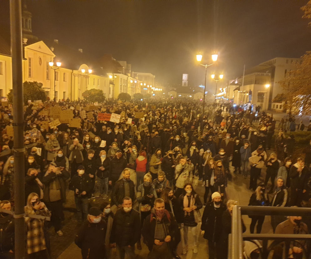 Czarny spacer w Białymstoku. Tysiące ludzi protestowało przeciwko decyzji TK o ograniczeniu aborcji