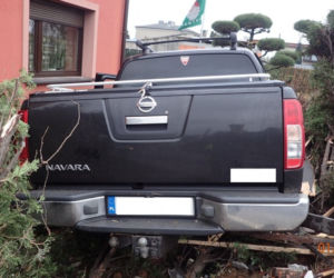Nissan Navara w ogrodzeniu. Za kierownicą pijany 35-latek