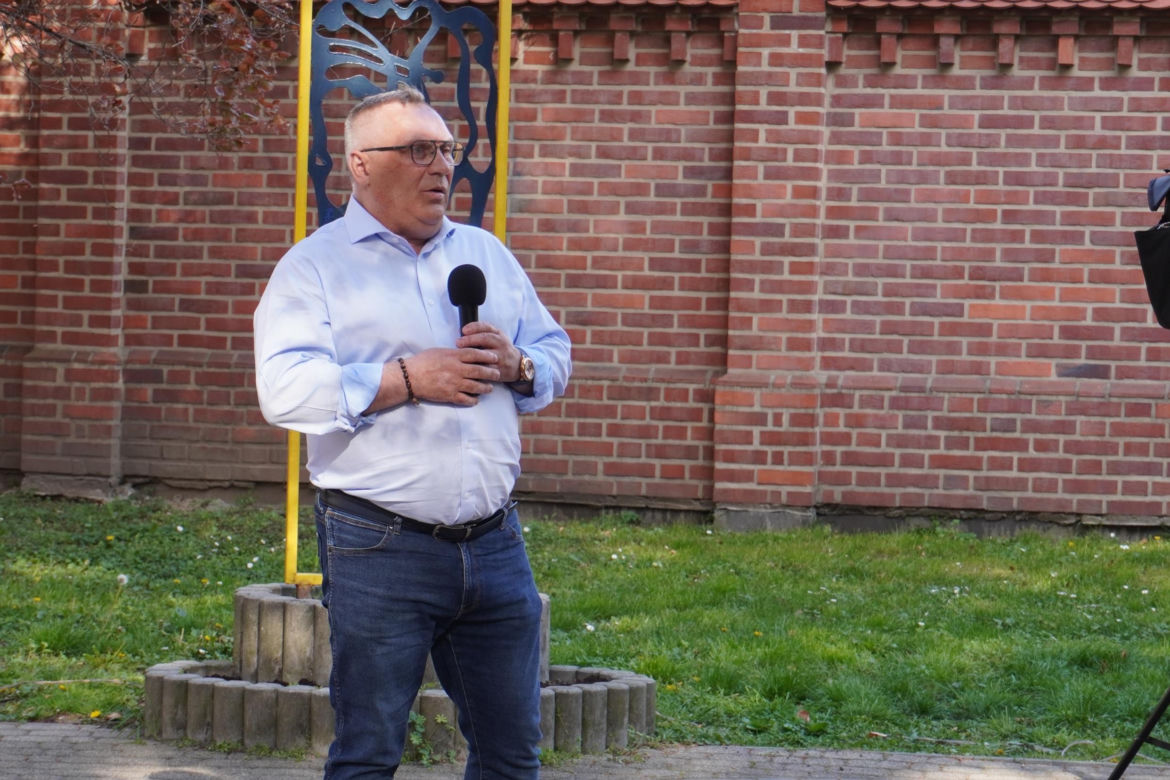 Henryk Łabędź spotkał się z mieszkańcami Tarnowa na skwerze Alicji i Jana Preiss