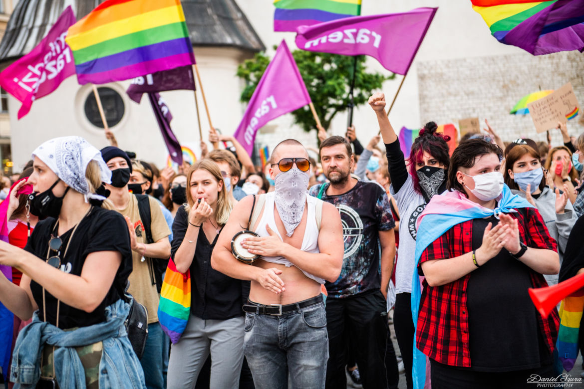 Demonstracja LGBT i narodowców na krakowskim Rynku
