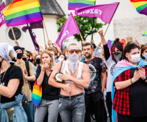 Demonstracja LGBT i narodowców na krakowskim Rynku