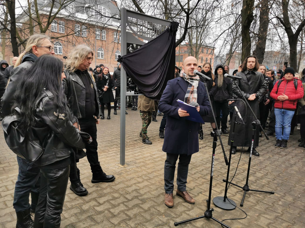 Przyjaciele i fani Romana Kostrzewskiego odsłonili tablicę pamiątkową w Bytomiu