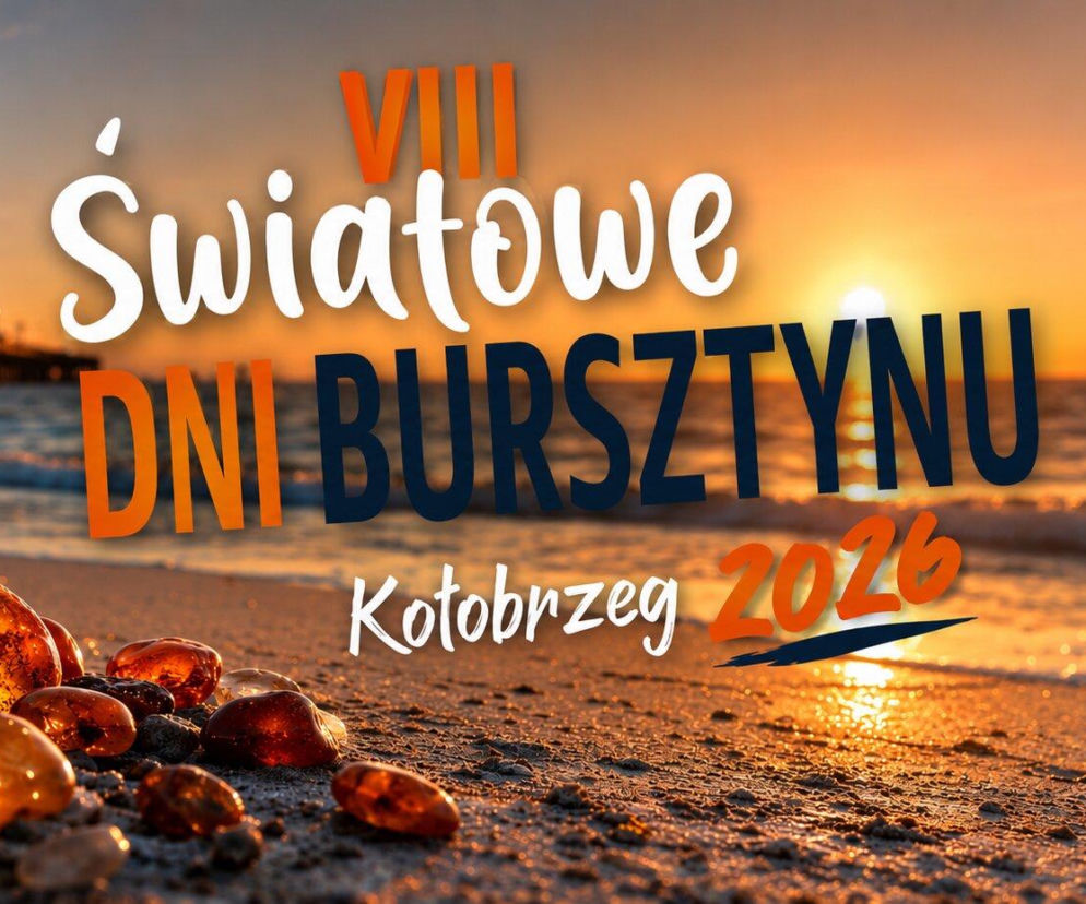 Bursztyny na plaży w Kołobrzegu podczas zachodu słońca. O VIII Światowych Dniach Bursztynu przeczytasz w Eska Koszalin.