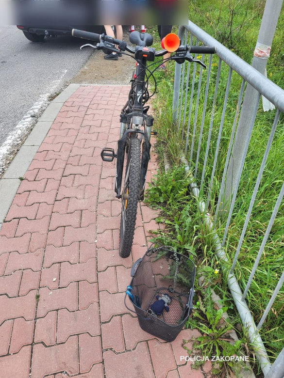 Poronin. 72-letni rowerzysta potrącony na pasach. Trafił do szpitala