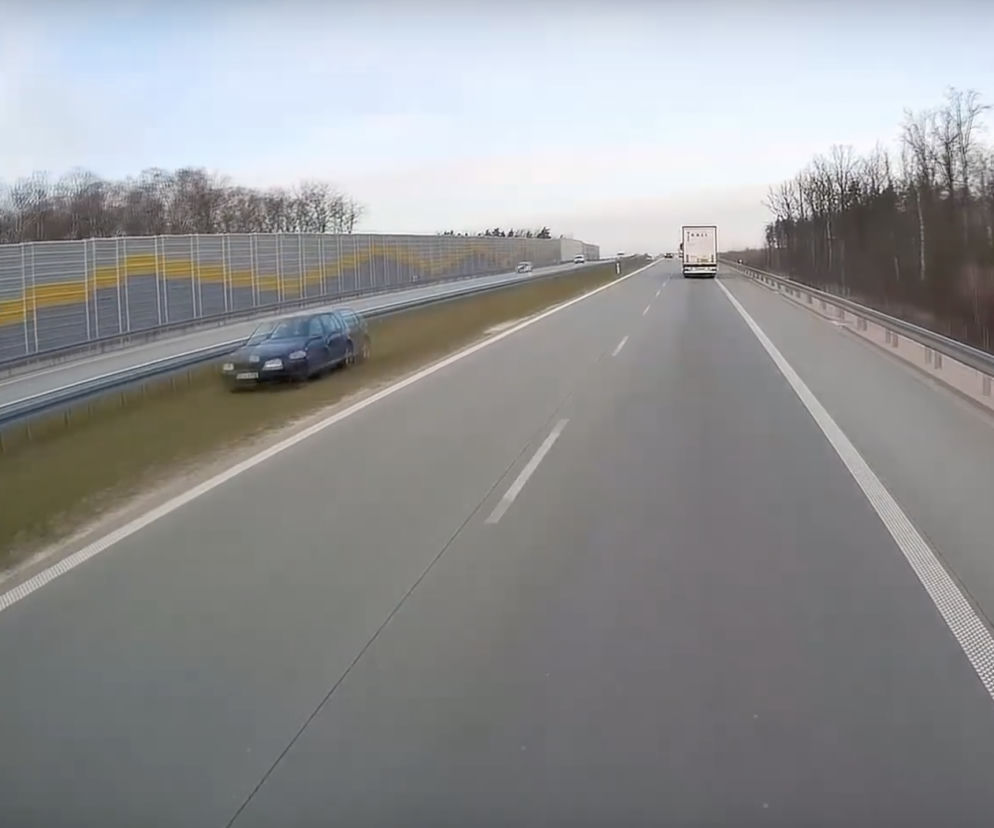 Volkswagen Golf jedzie pod prąd trasą S8