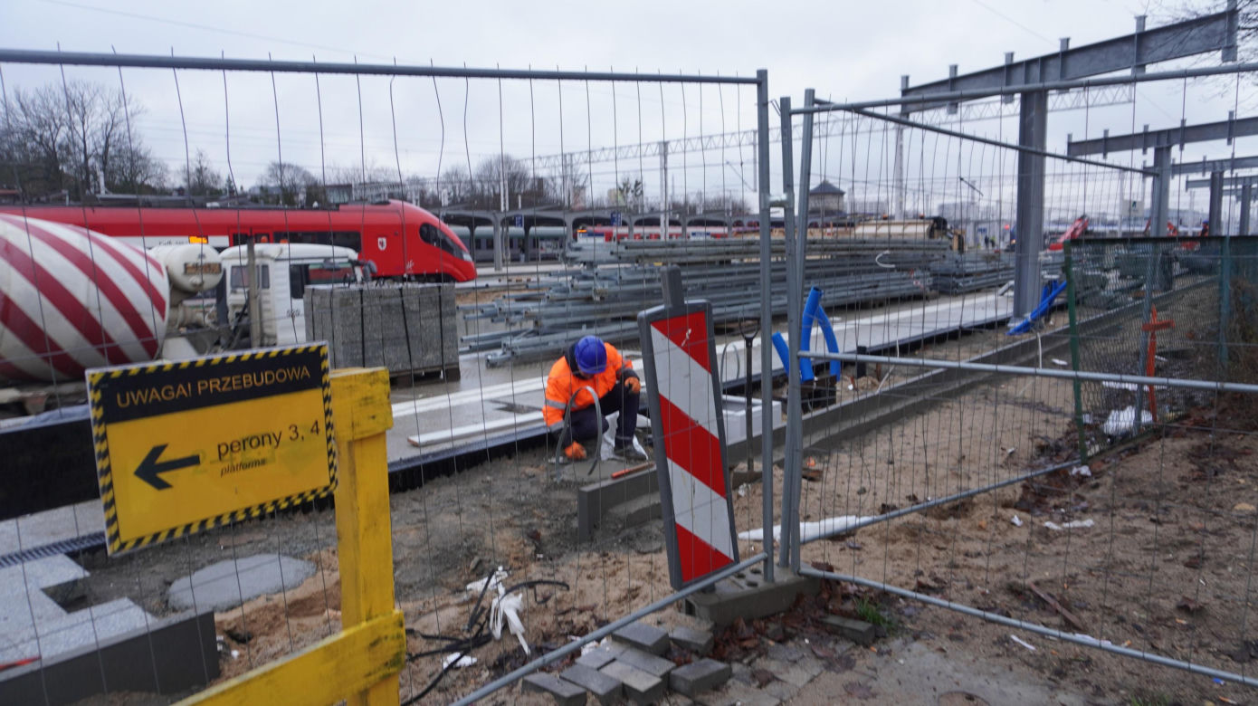 Postępują prace nad konstrukcją budynku Dworca Głównego w Olsztynie. Perony niemal na ukończeniu [ZDJĘCIA]