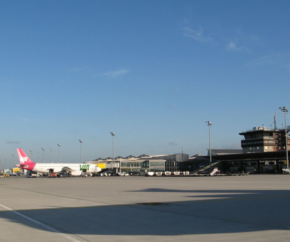 Płyta lotniska w Lipsku z widokiem na samoloty i terminal. O alarmie na lotnisku przeczytasz na Eska.