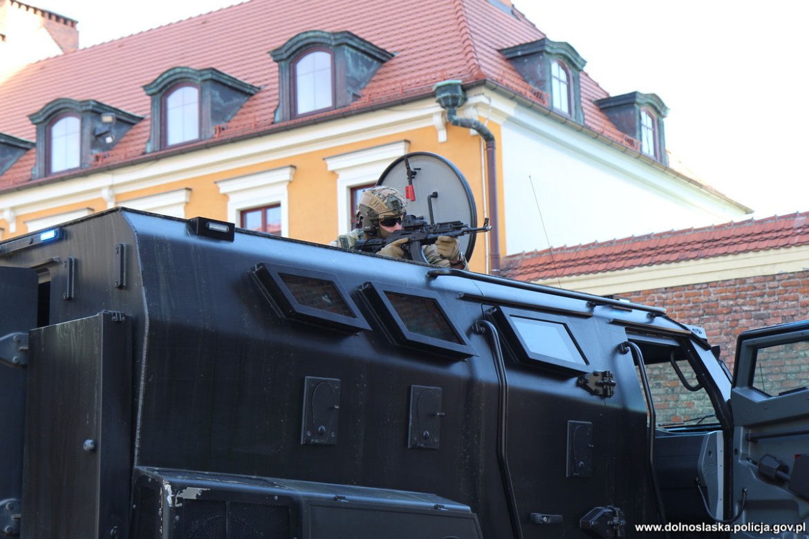 Brawurowa akcja kontrterrorystów na Ostrowie Tumskim. Odbijali zakładników z katedry 