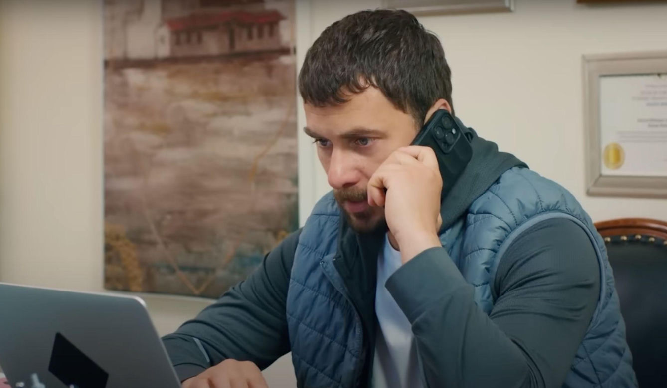 Ege śledzi Melis i dla zmyłki proponuje jej natychmiastowy ślub.