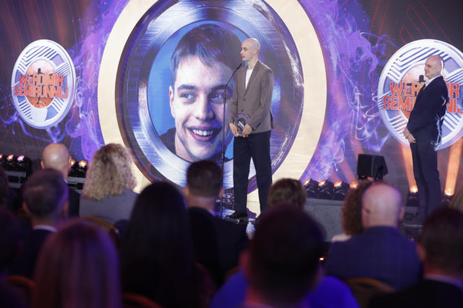 Władimir Semirunnij wsparł zrzutkę u Łatwoganga. Olimpijczyk zgolił włosy i przekazał medal na aukcję