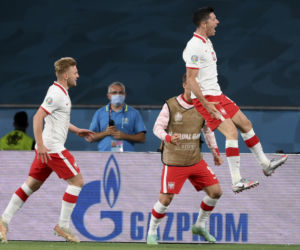Robert Lewandowski strzela gola.