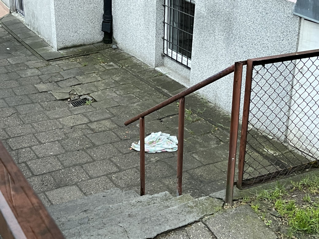 2-latek wypadł z okna. W domu nietrzeźwi dorośli