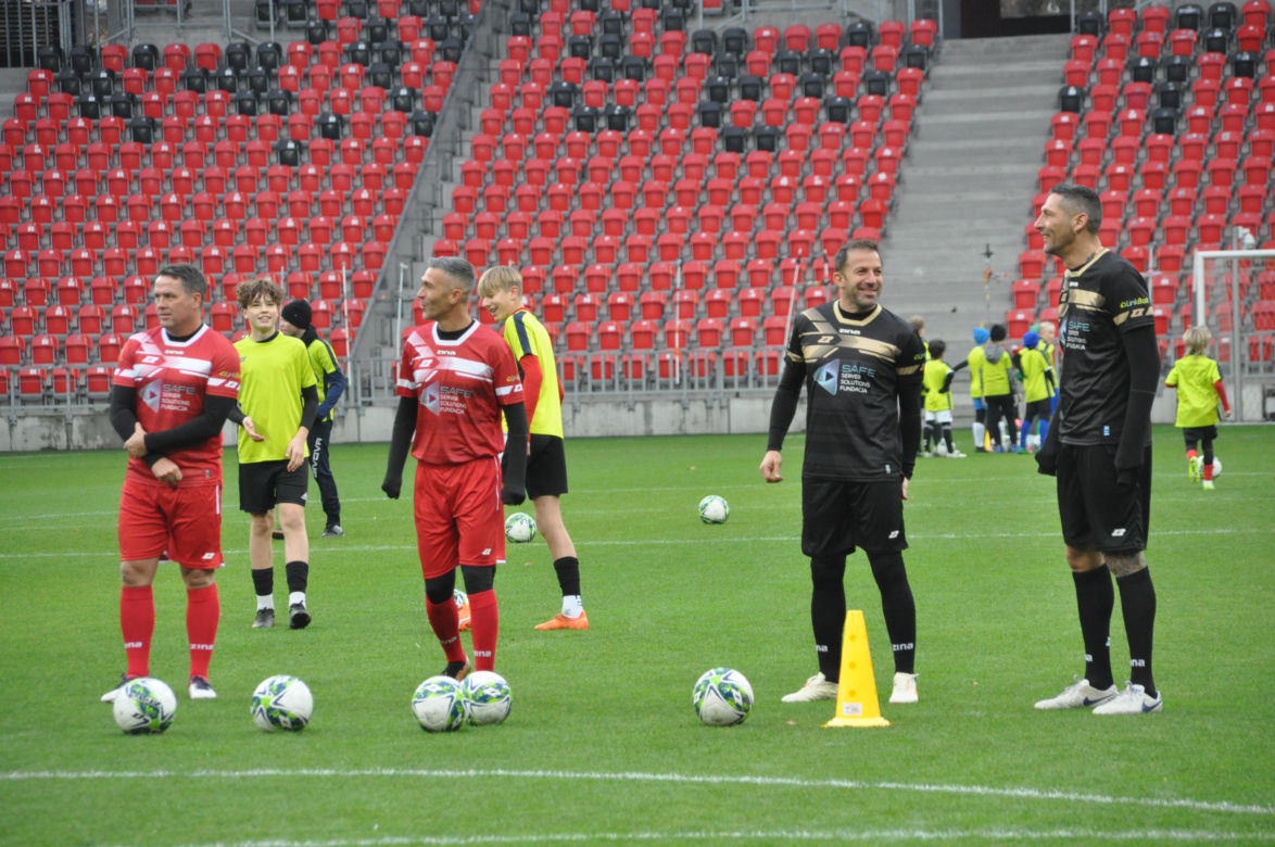 W Tychach grają gwiazdy światowego futbolu. Najpierw był pokazowy trening z młodzieżą