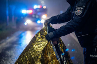 Policjanci wyciągnęli nieprzytomnego kierowcę z płonącego auta