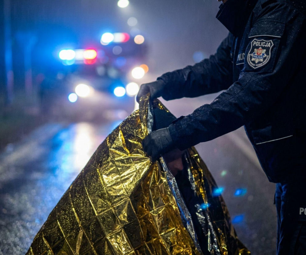 Policjant udzielający pomocy na miejscu wypadku