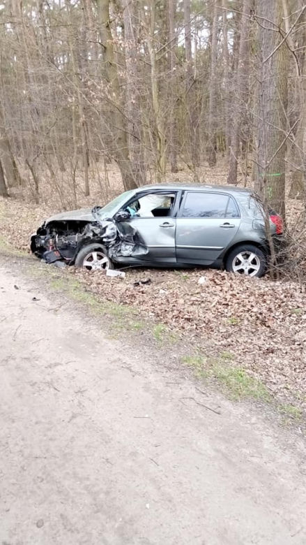 Groza na drodze. Trzy osoby ranne po czołówce w Łącku. W akcji śmigłowiec LPR