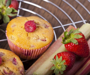 Muffinki z rabarbarem i truskawkami