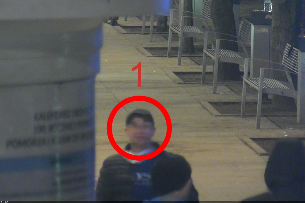 Pobicie obcokrajowców w Toruniu. Policja nadal szuka tych mężczyzn
