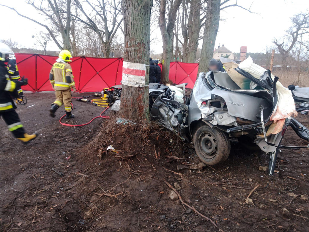 Macierz. 37-latek i 28-latka zginęli po uderzeniu w drzewu. To byli strażacy ochotnicy [ZDJĘCIA]