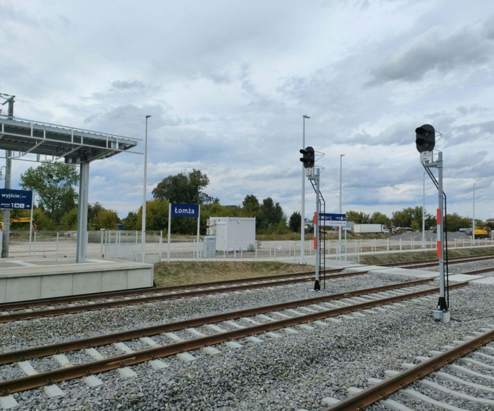 Peron i tory na stacji kolejowej w Łomży. O nowych połączeniach PKP Intercity przeczytasz na Eska Łomża.