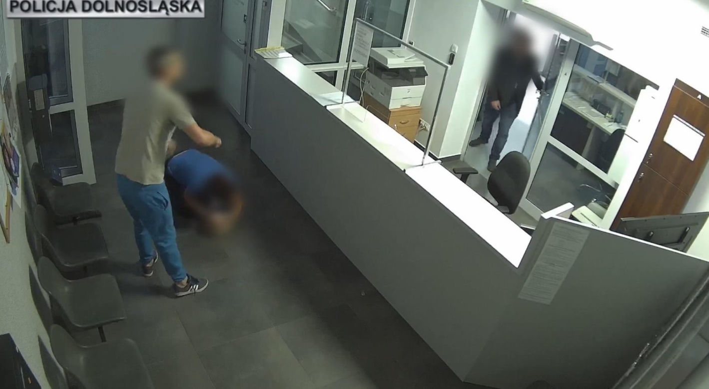 Dramatyczna akcja w komendzie w Oleśnicy. Chłopiec był nieprzytomny, liczyła się każda minuta
