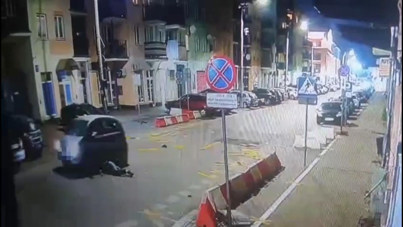 80-latek potrącił pieszego i przejechał po ofierze. Wszystko widać na nagraniu