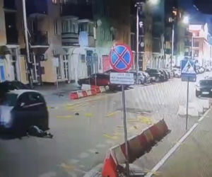 80-latek potrącił pieszego i przejechał po ofierze. Wszystko widać na nagraniu