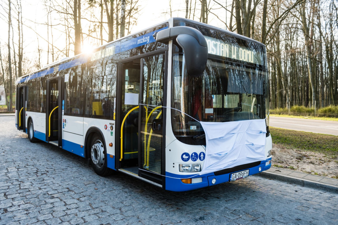 Autobusy w Gdyni, zachęcają do noszenia maseczek