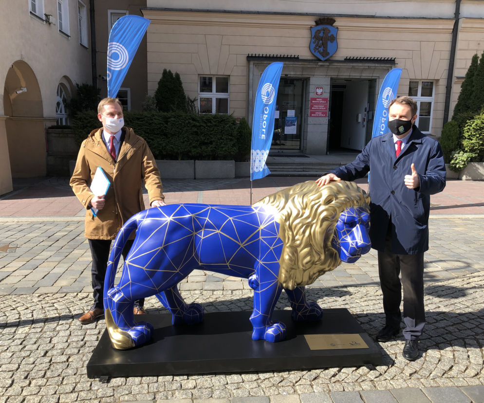 Łukasz Śmierciak (po lewej), Arkadiusz Wiśniewski (po prawej) i lew (w środku)
