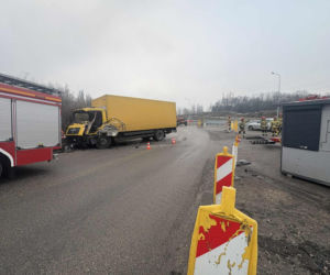 Zderzenie dwóch ciężarówek w Krakowie. Droga zablokowana, są ranni