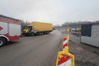 Zderzenie dwóch ciężarówek w Krakowie. Droga zablokowana, są ranni