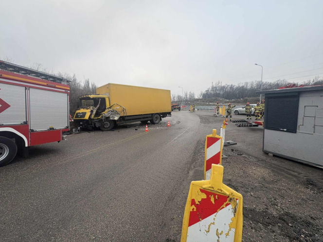 Zderzenie dwóch ciężarówek w Krakowie. Droga zablokowana, są ranni