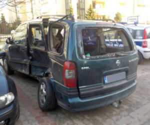 Wraki samochodów zalewają Warszawę