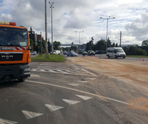 Poważne utrudnienia w centrum Grudziądza. Strażacy usuwają ogromną plamę oleju na ulicy Focha