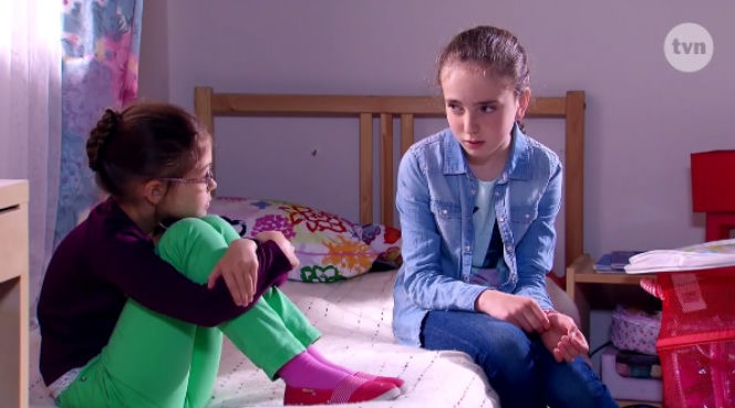 Na Wspólnej odc. 2174. Tosia (Julia Lewenfisz-Górka), Ula (Ania Niedźwiecka)