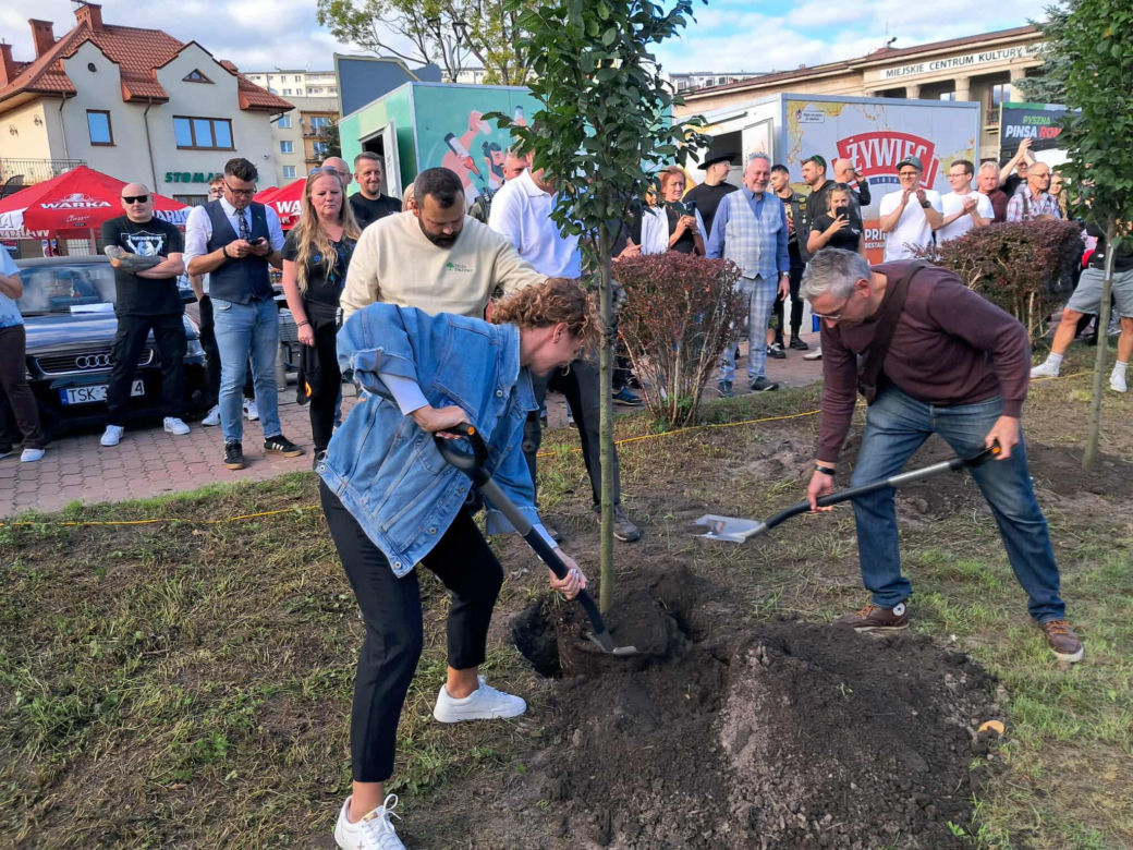 Nocny Kochanek posadził 10 drzew na 10-lecie zespołu