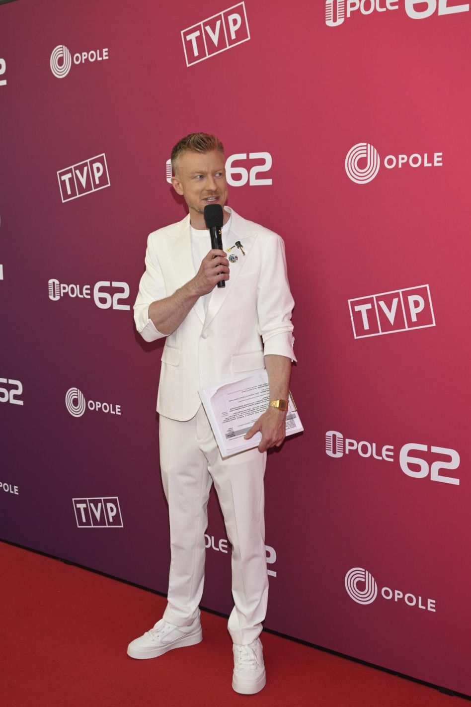 Konferencja prasowa 62. edycji Krajowego Festiwalu Polskiej Piosenki w Opolu. Tłum gwiazd na czerwonym dywanie