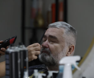 Karol Karski przyciął brwi i pojechał nad wodę