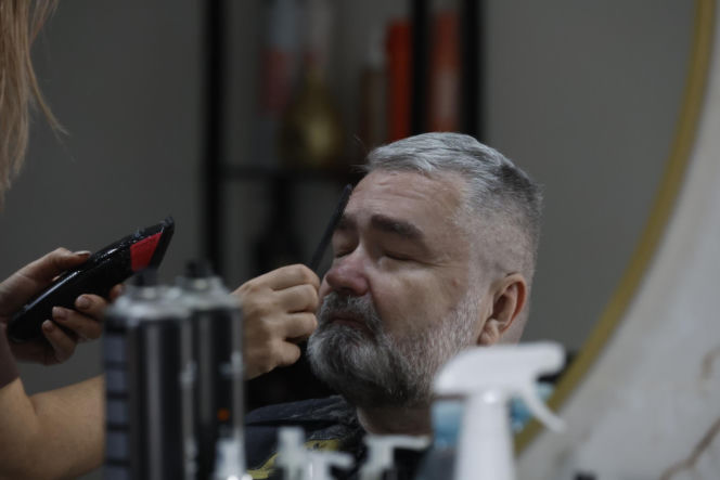 Karol Karski przyciął brwi i pojechał nad wodę