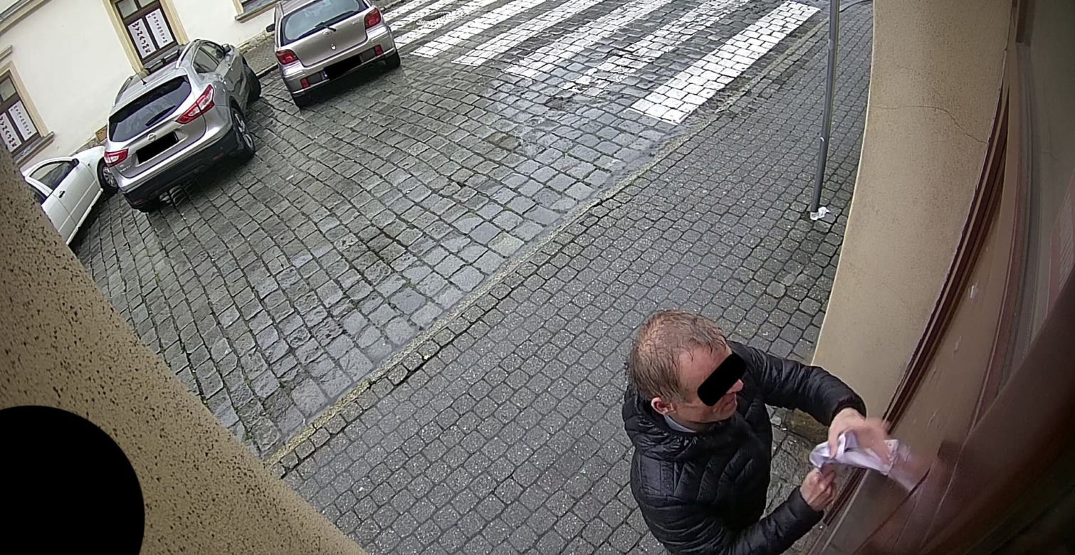 Partyzantka w Tarnowskich Górach. Mężczyzna bez maseczki zrywa kartki z komunikatami o zagrożeniu epidemicznym [ZDJĘCIA, WIDEO]