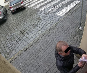Partyzantka w Tarnowskich Górach. Mężczyzna bez maseczki zrywa kartki z komunikatami o zagrożeniu epidemicznym [ZDJĘCIA, WIDEO]