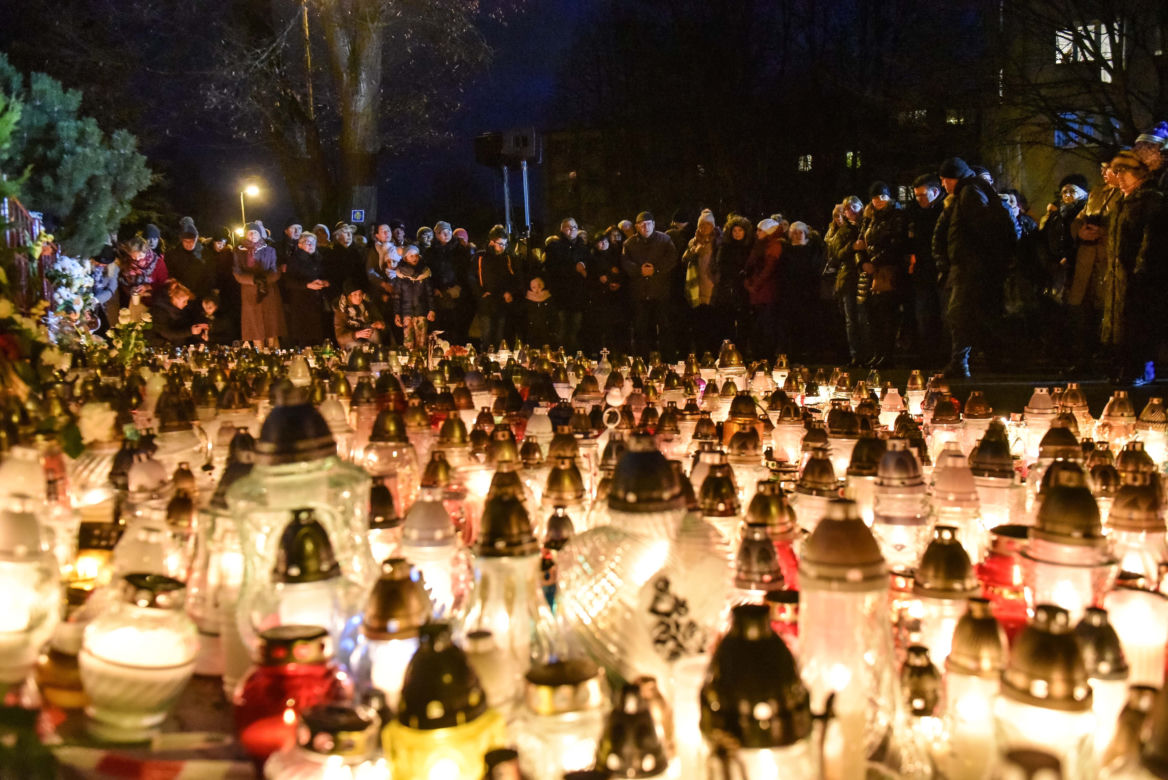 Tragedia w escape roomie. Modlący się ludzie, światła, kwiaty i zabawki pozostawione w miejscu tragedii.