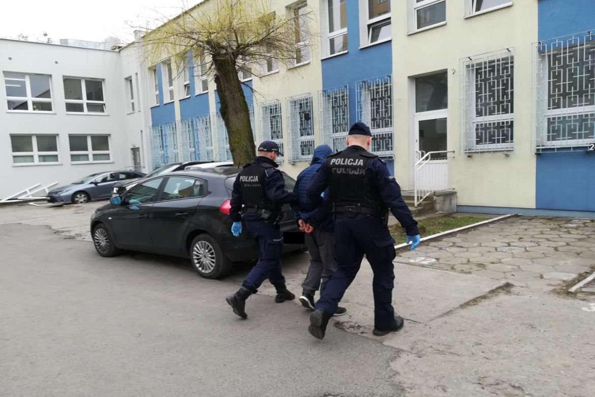 Policyjna interwencja w jednym z bloków w Toruniu. W tle amfetamina i marihuana