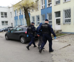 Policyjna interwencja w jednym z bloków w Toruniu. W tle amfetamina i marihuana