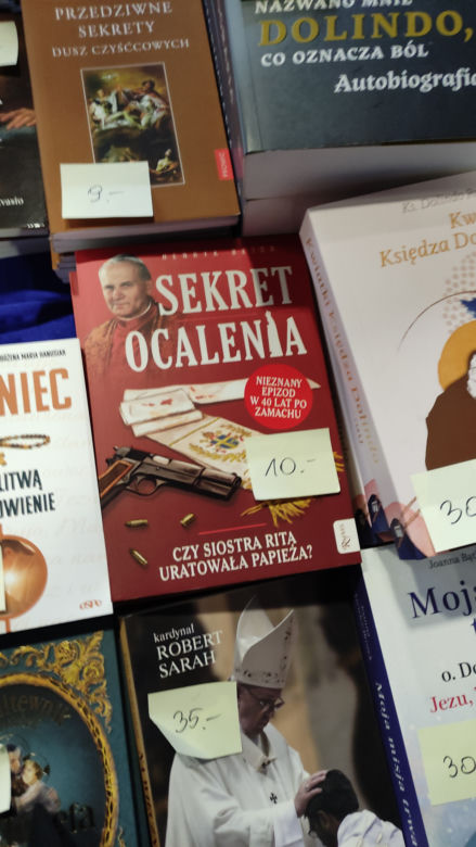 31. urodziny Radia Maryja. Tłumy wiernych w toruńskiej hali sportowej czeka na ojca Rydzyka