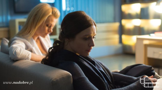 Na dobre i na złe odc. 588. Zuza Krakowiak (Julia Kamińska), Agata Woźnicka (Emilia Komarnicka)