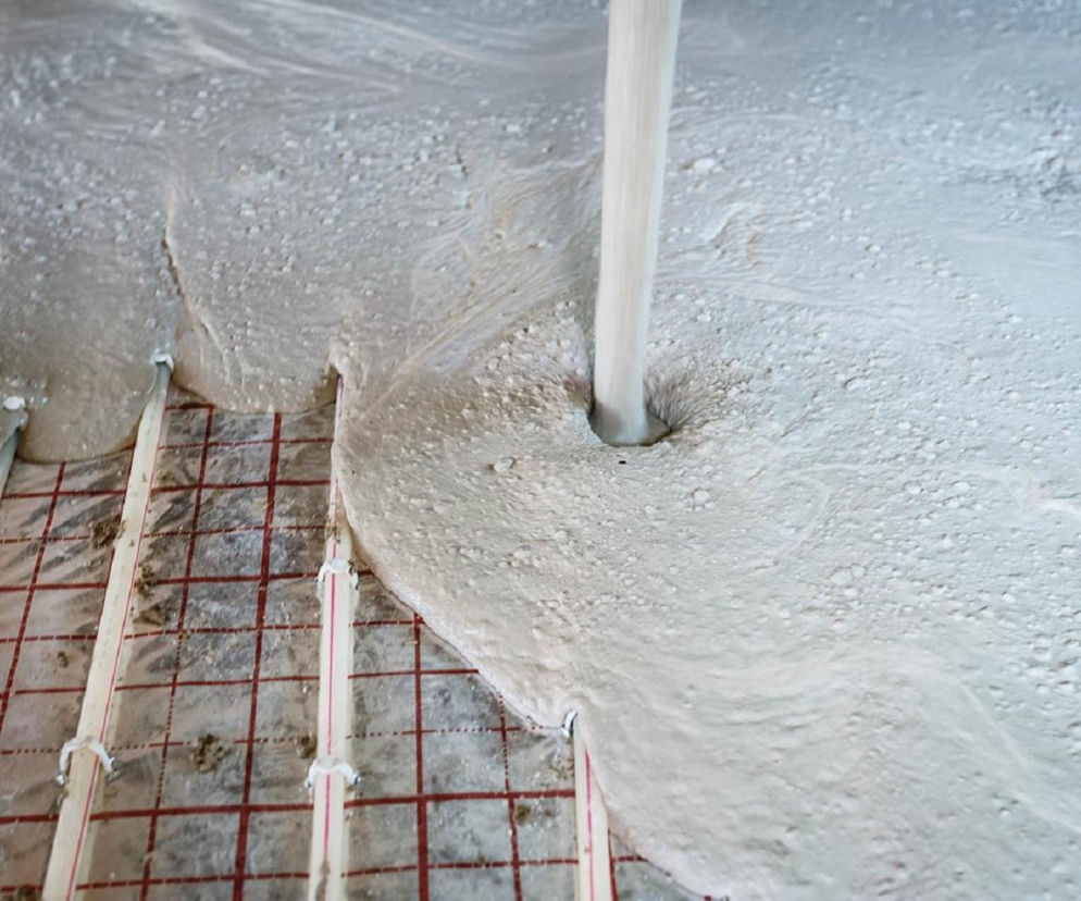 Wylewka anhydrytowa z ogrzewaniem podłogowym. Jak to się sprawdza?