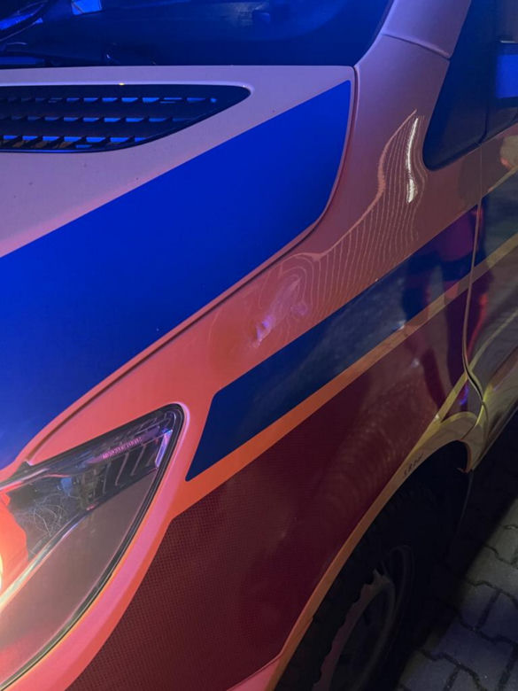 Ambulans obrzucony kamieniami pod Bydgoszczą