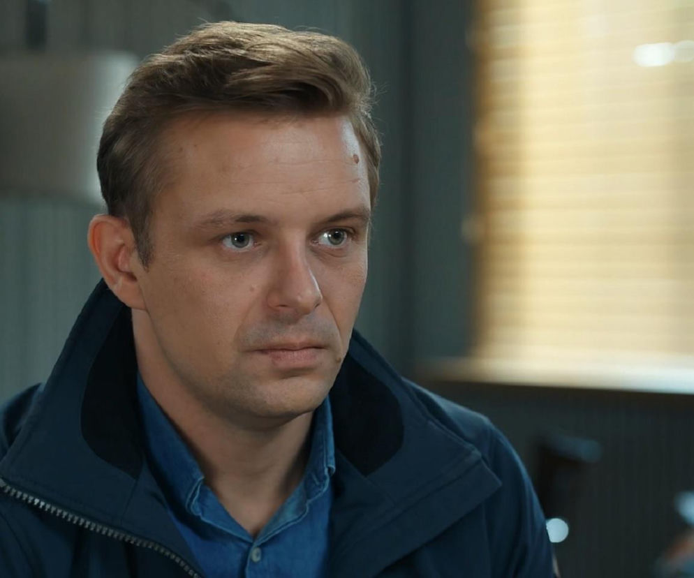 Zamyślony Hubert Pyrka z serialu Barwy szczęścia. O kłopotach bohatera z policją przeczytasz na SE Superseriale.