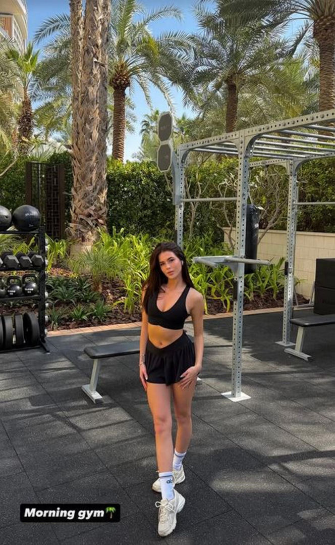 Roksana Węgiel-Mglej rozciąga się w Dubaju